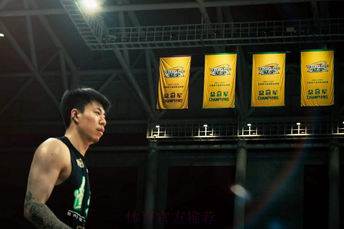 张镇麟反击妙传 刘铮上篮轻松拿下两分 张镇麟反击妙传 刘铮上篮轻松拿下两分